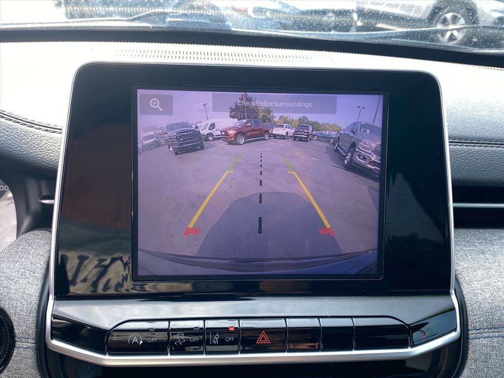 Used 2022 Diamond Black Crystal Pearlcoat Jeep Latitude image 17