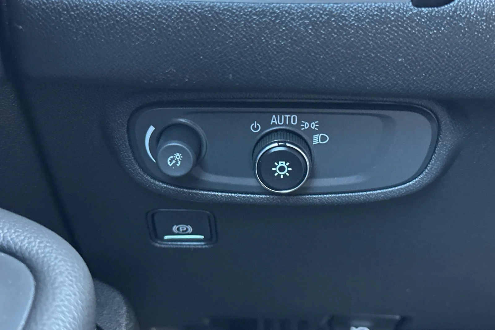 Used 2022 Black GMC SLE image 30