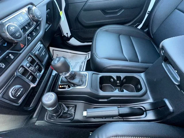 2025 Jeep Wrangler 4-Door Sahara - Photo 28