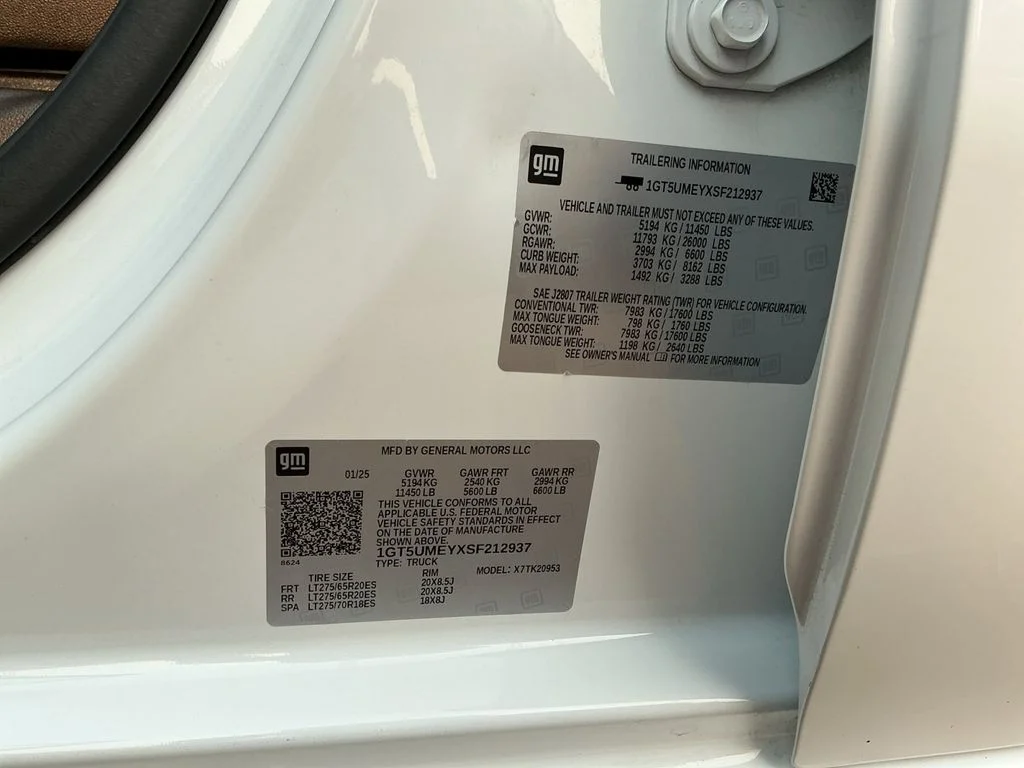 Used 2025 White GMC SLE image 25