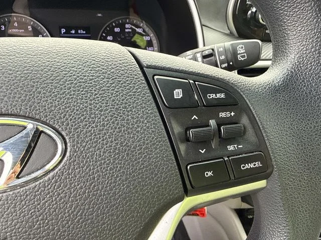 Used 2020 White Hyundai SE image 31