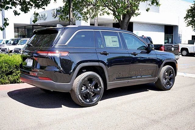 New 2026 Diamond Black Crystal Pearl-Coat Exterior Paint Jeep Limited image 9