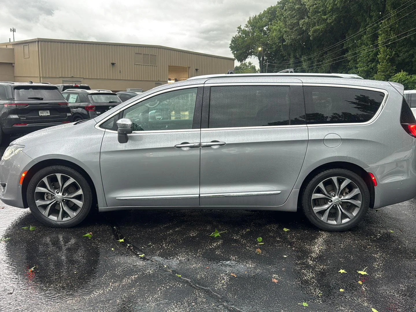 Used 2017 Billet Silver Metallic Clearcoat Chrysler Limited image 6