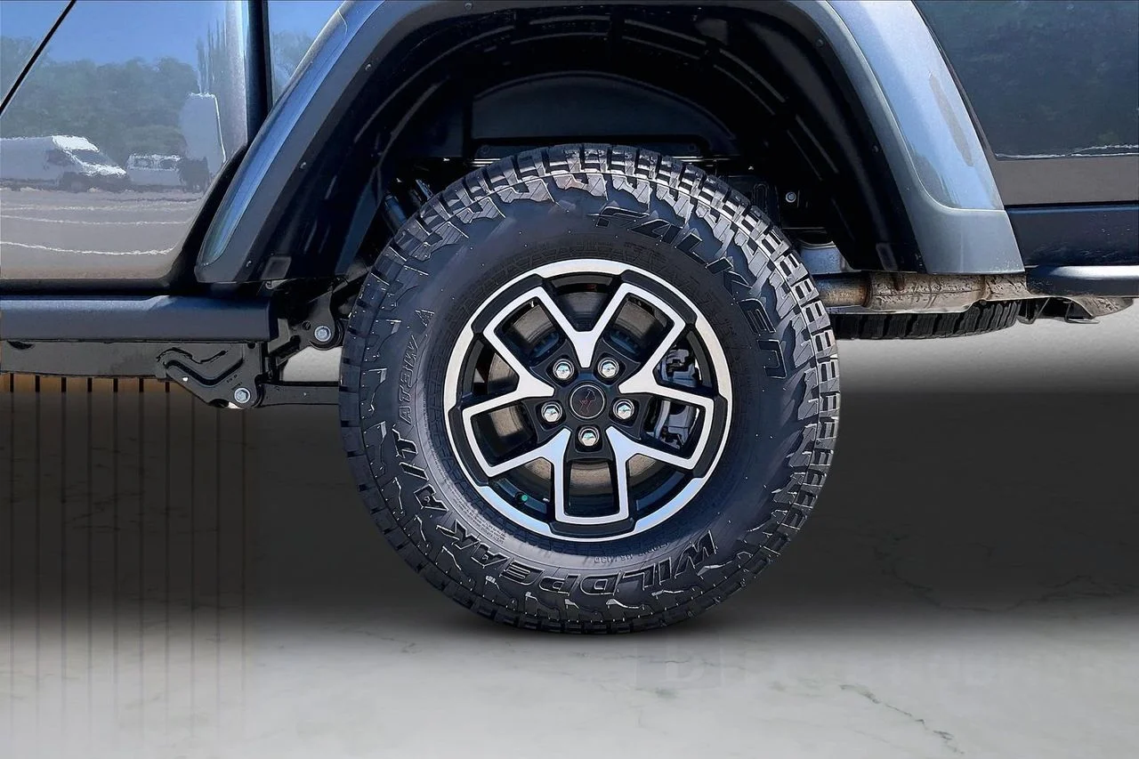 New 2026 Granite Crystal Metallic Clear-Coat Exterior Paint Jeep Rubicon X image 34