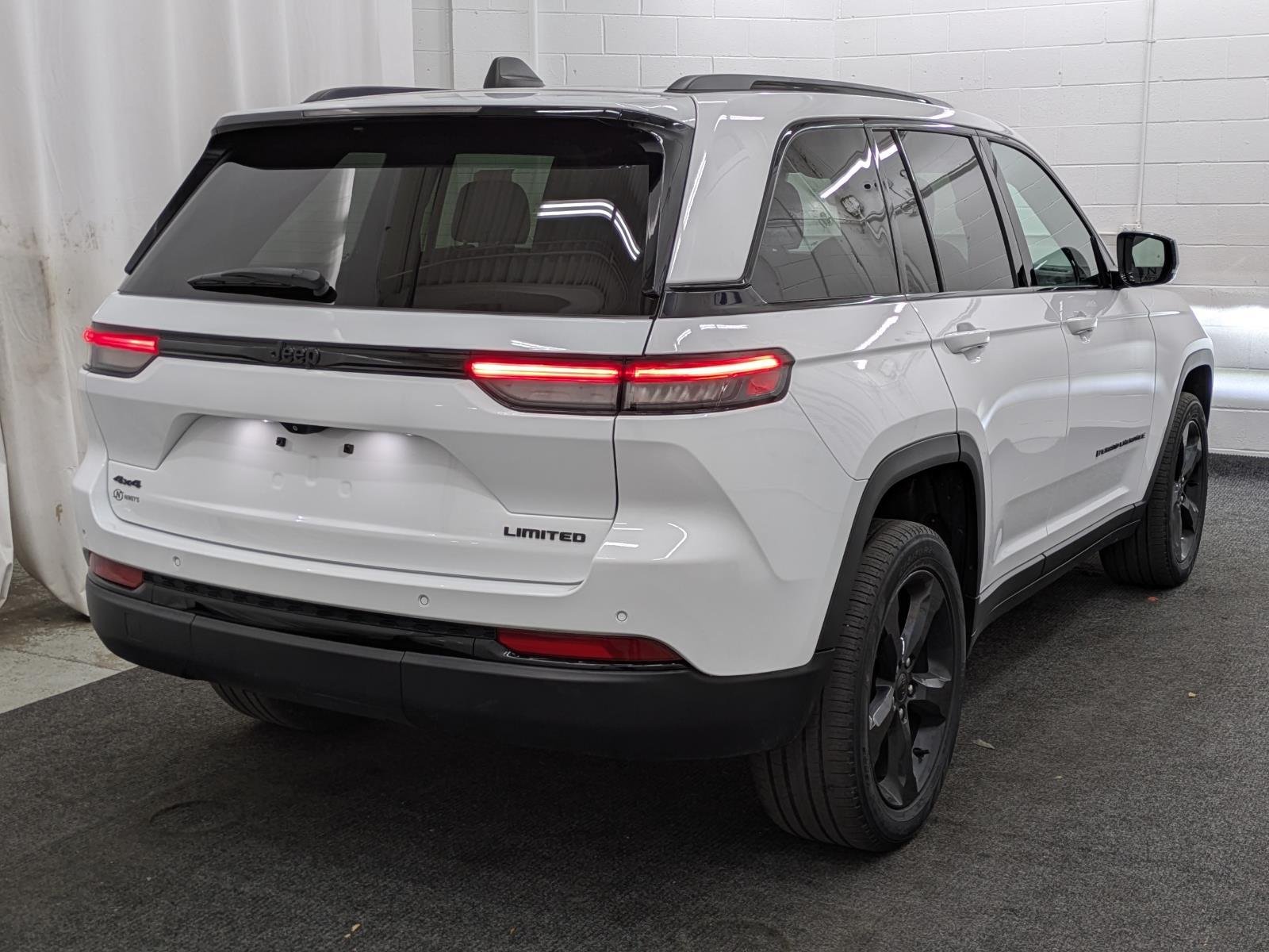 2023 Jeep Grand Cherokee Limited photo 2
