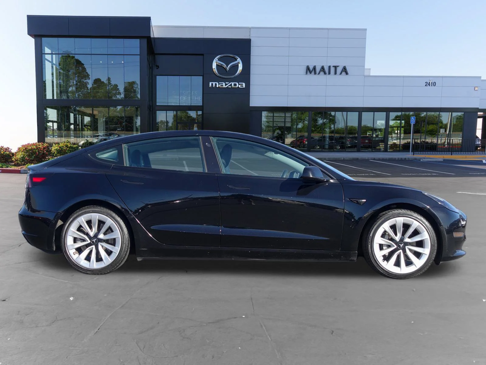 Used 2022 Solid Black Tesla Long Range image 2