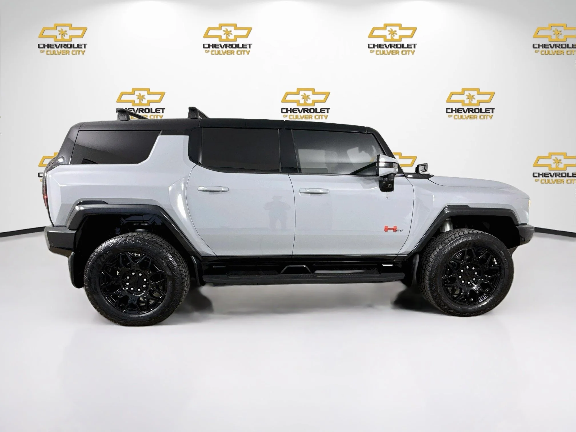 Used 2024 Meteorite Metallic (Grey) GMC 2X image 9