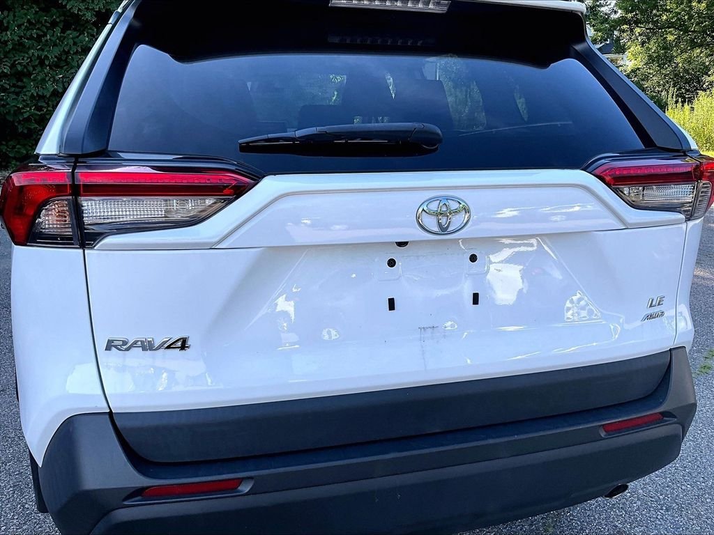 Used 2022 White Toyota LE image 10