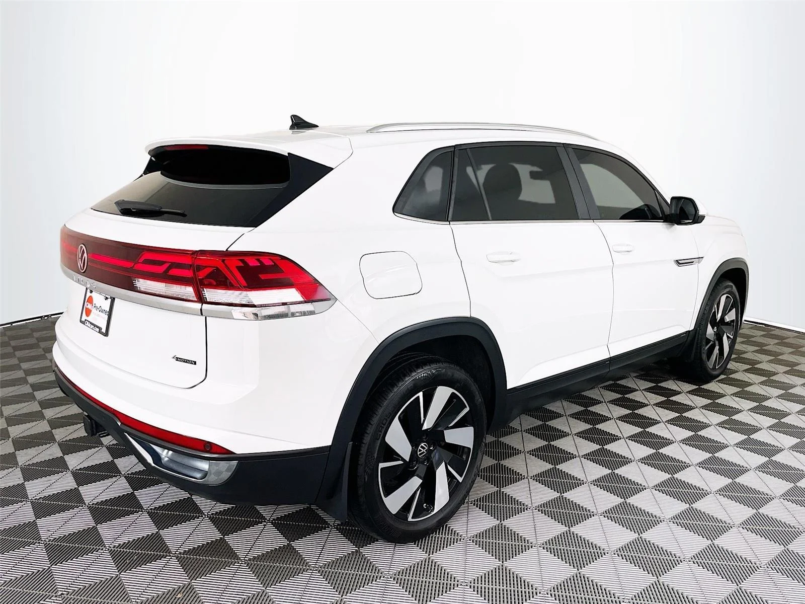 Used 2024 Pure White Volkswagen 2.0T SE w/Technology image 9