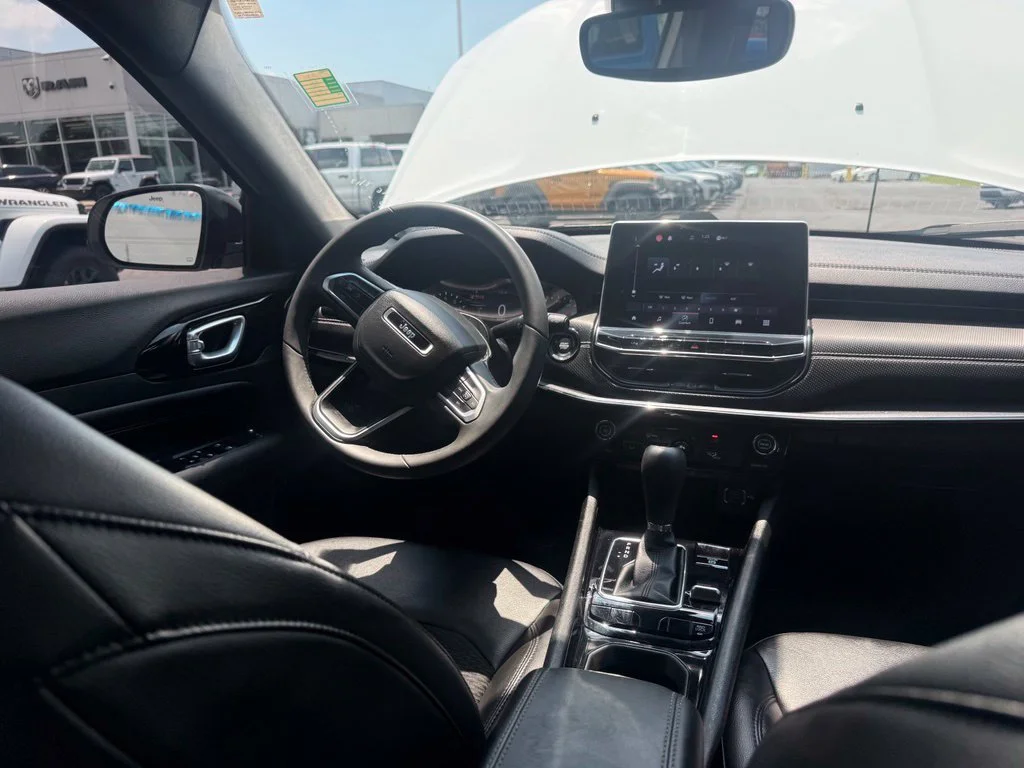 Used 2022 White Jeep Latitude image 46