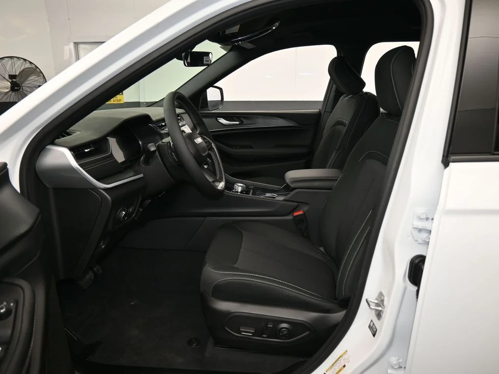 New 2026 Bright White Clear-Coat Exterior Paint Jeep Laredo image 11