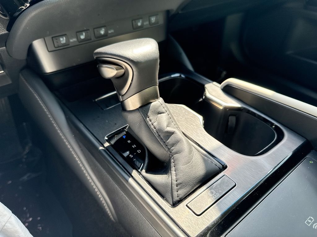 Used 2025  Lexus 350 image 29