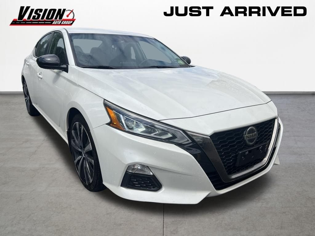Used 2019 White Nissan 2.5 SR image 2
