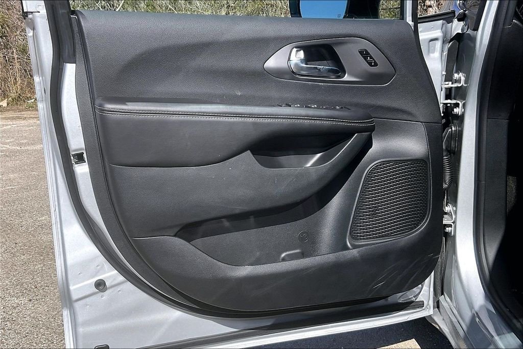 New 2026 Chrysler Pacifica Select 4D Passenger Van