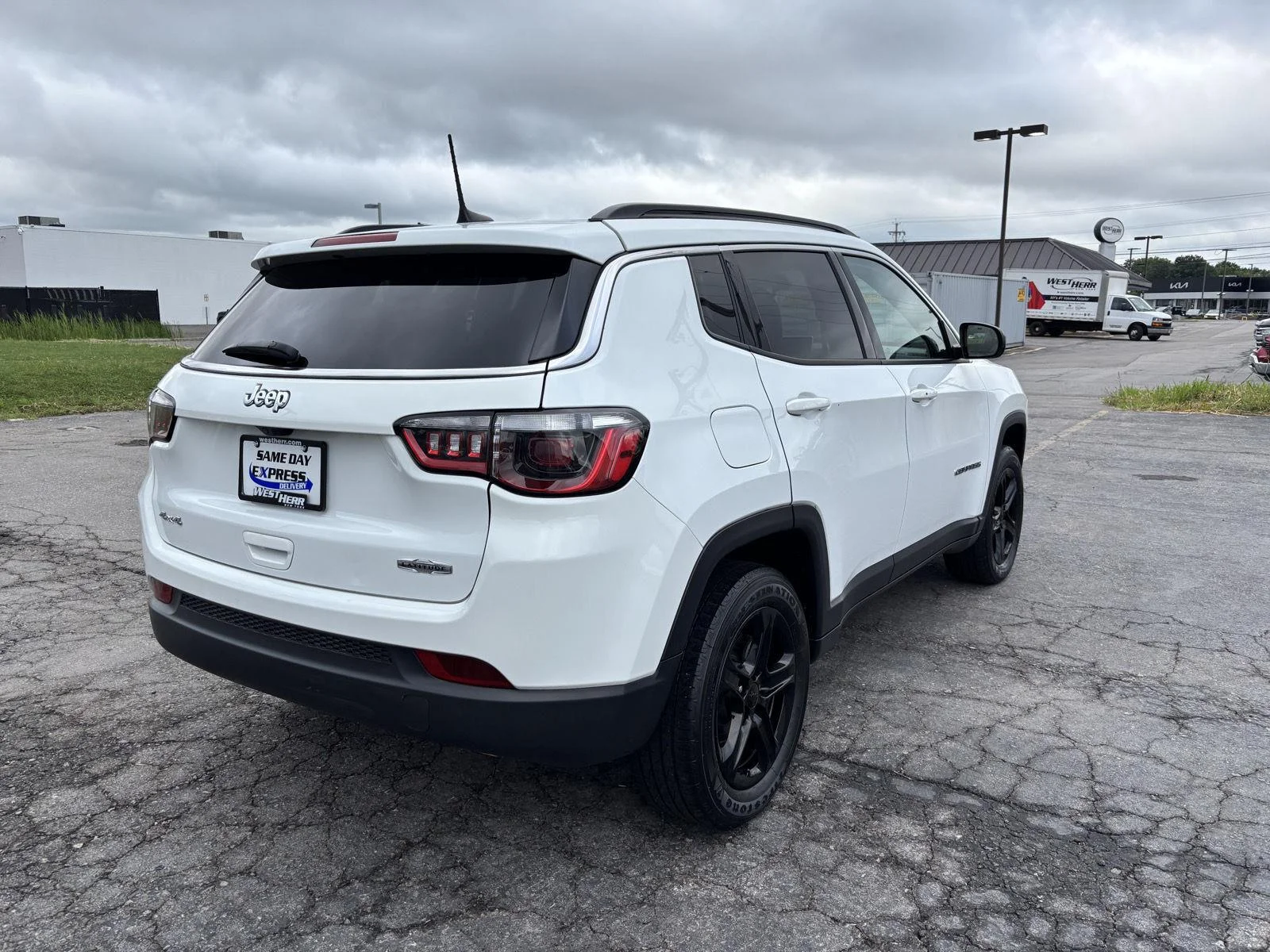 Used 2023 Bright White Clearcoat Jeep Latitude image 7