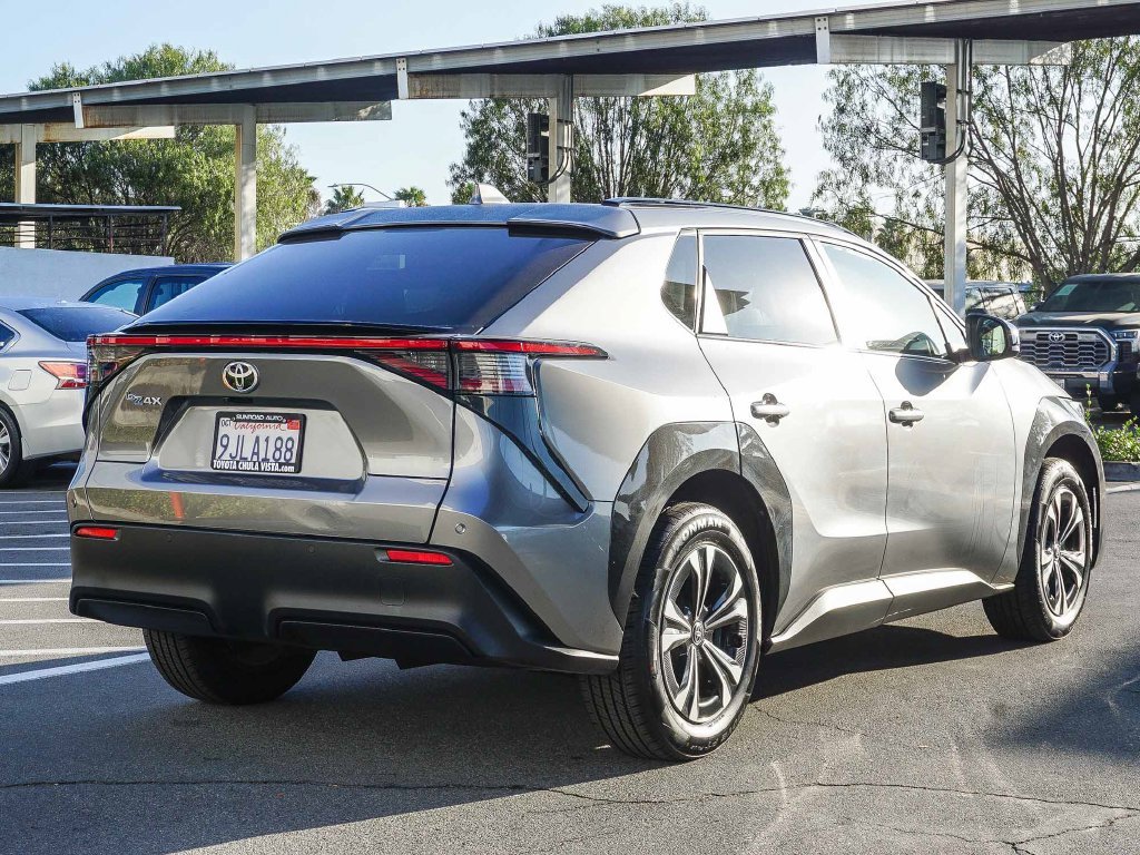 Used 2023  Toyota XLE image 6