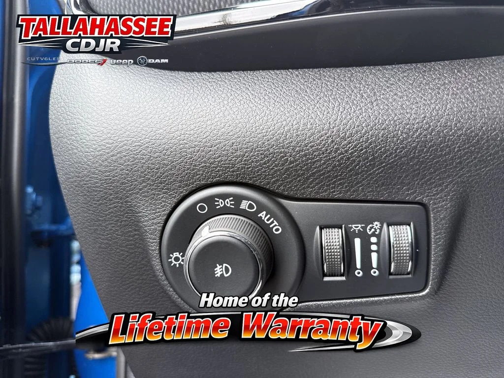 New 2026 Hydro Blue Pearl-Coat Exterior Paint Jeep Latitude image 35