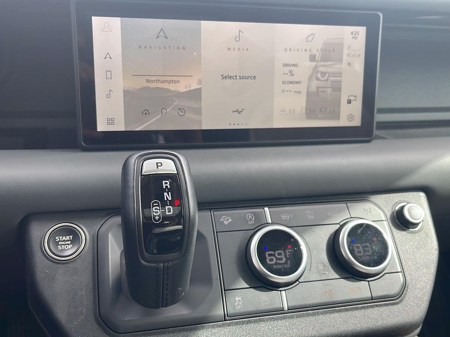 Used 2024 Fuji White Land Rover X-Dynamic SE image 32