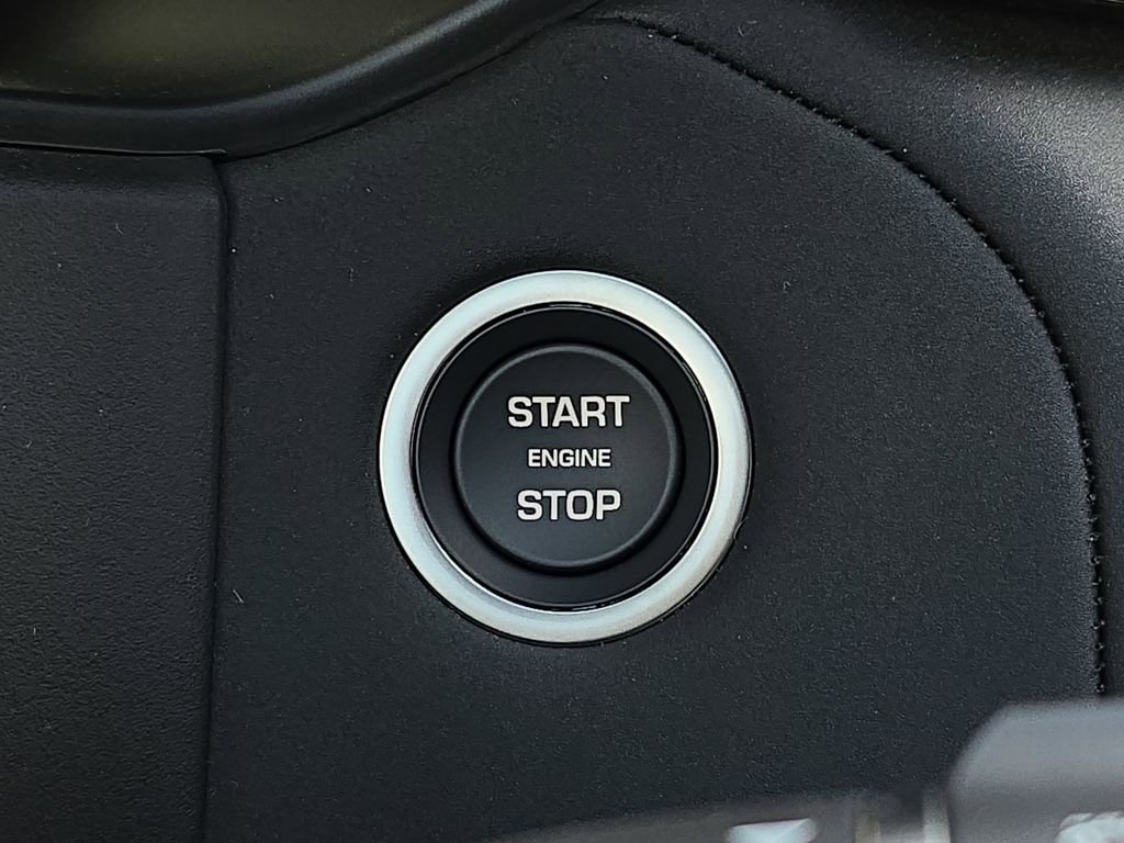 New 2026 Fuji White LAND ROVER Dynamic SE image 26