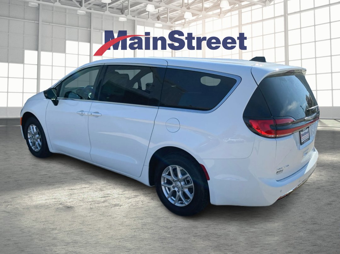 New 2026 Bright White Clear-Coat Exterior Paint Chrysler Select image 3