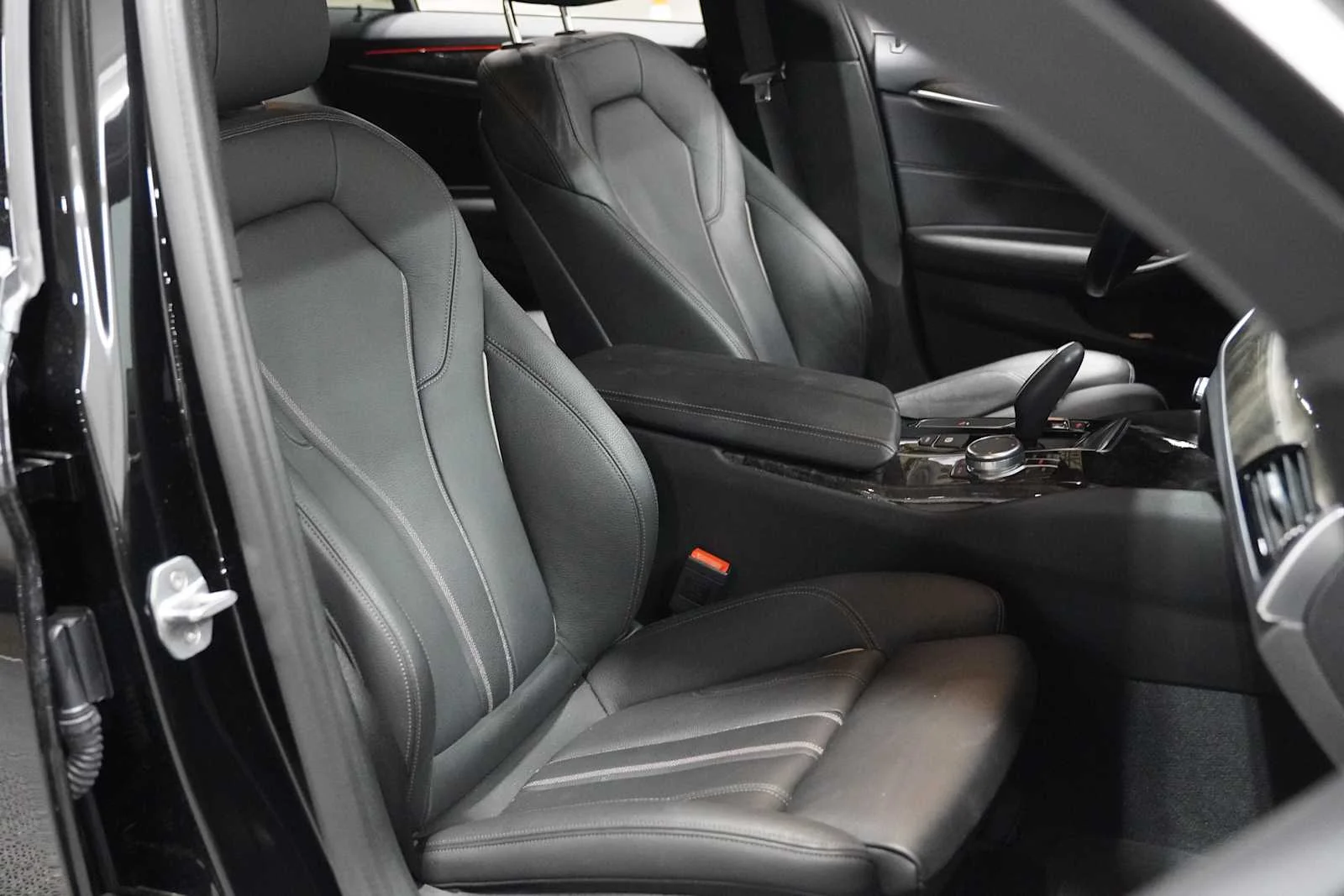 Used 2019 Black Sapphire Metallic BMW 540i xDrive image 11