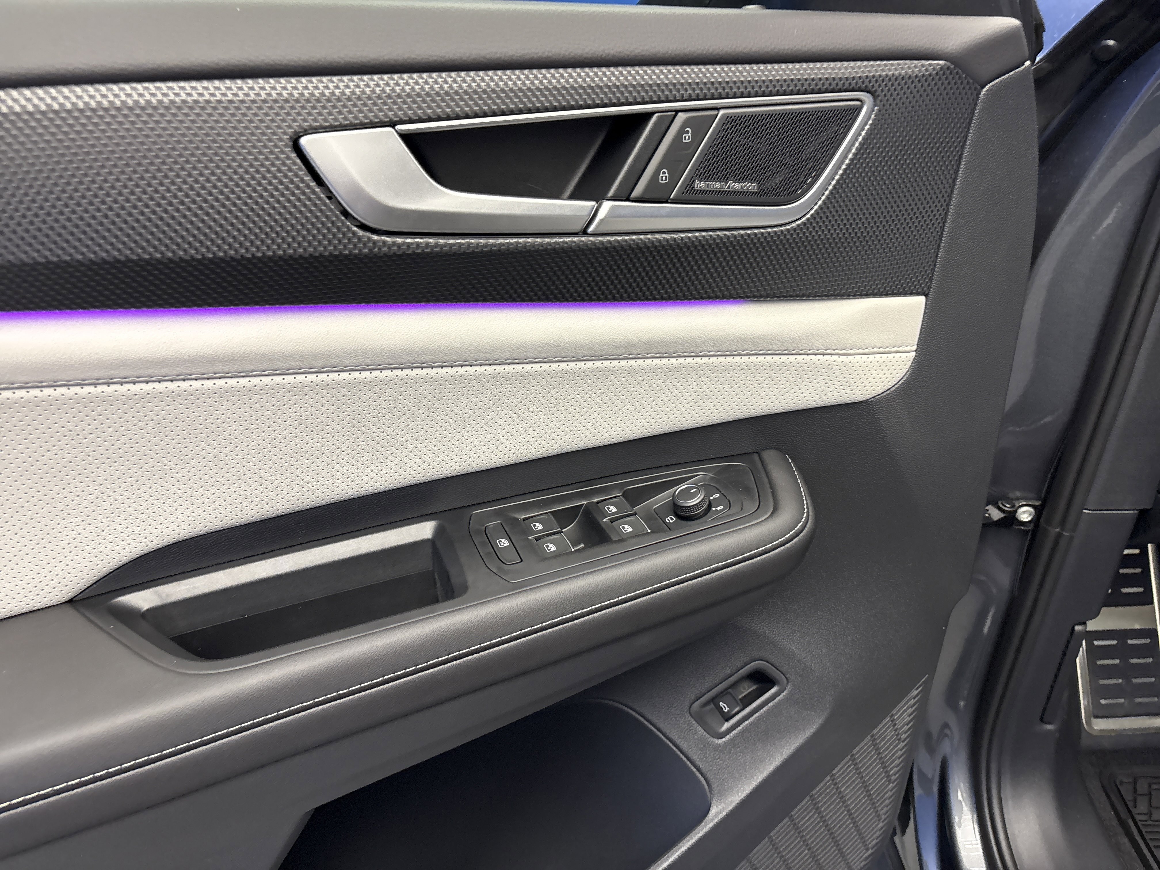 2025 Volkswagen Atlas Cross Sport SEL Premium R-LINE - Photo 10