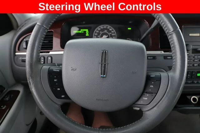 Used 2005 White Lincoln Signature image 4