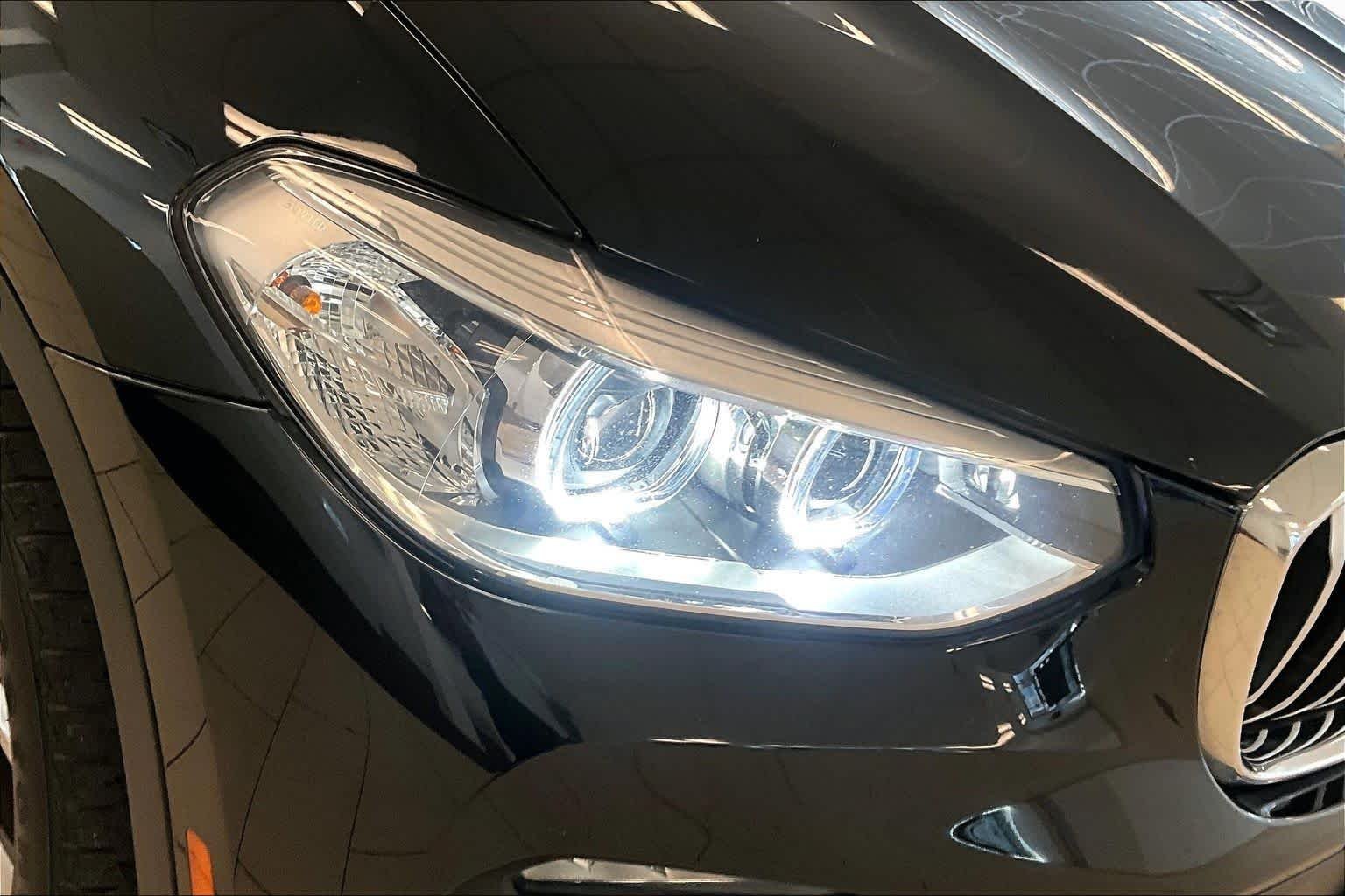 Used 2020 Black Sapphire Metallic BMW sDrive30i image 26