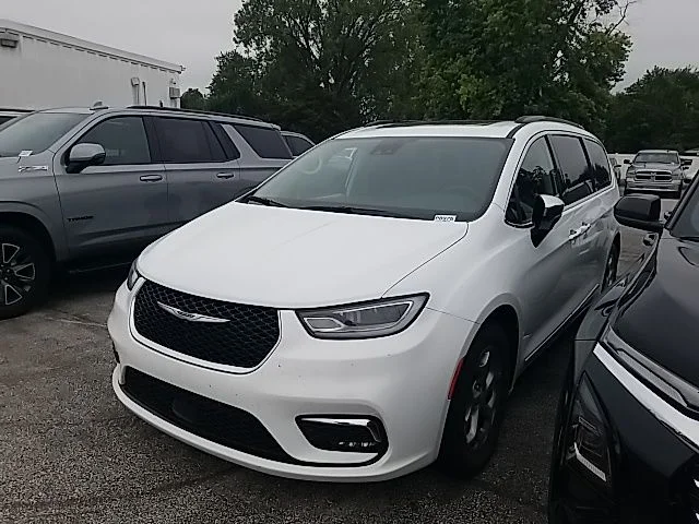 Used 2023 White Chrysler Limited image 12