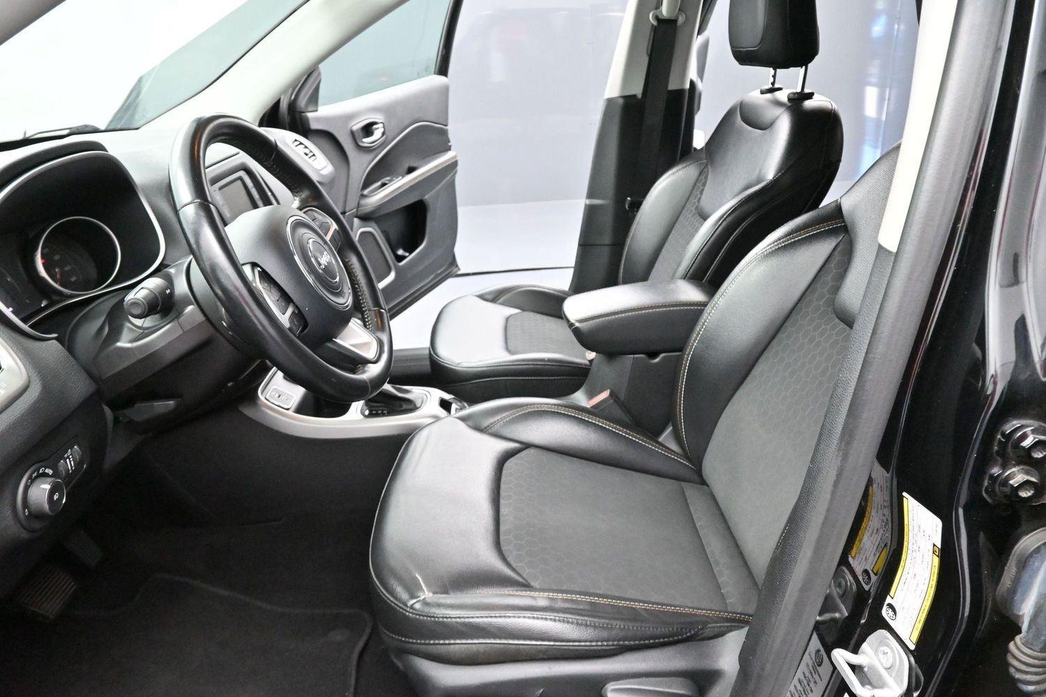 Used 2018 Diamond Black Crystal Pearlcoat Jeep Latitude image 12