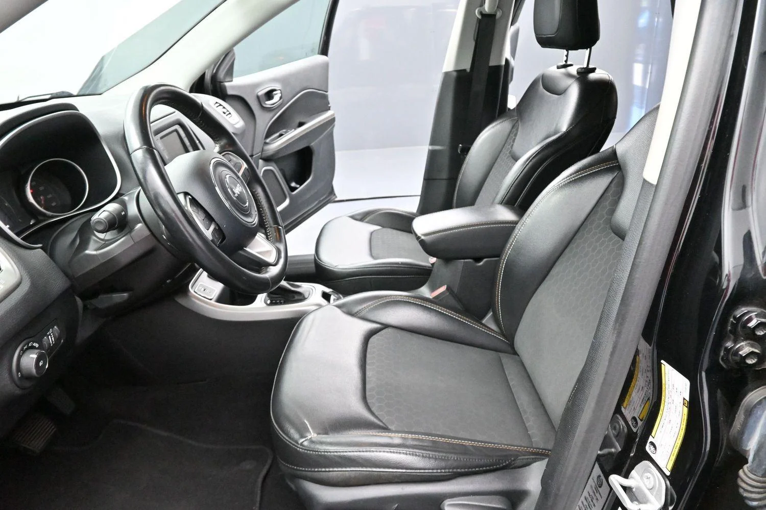 Used 2018 Diamond Black Crystal Pearlcoat Jeep Latitude image 12