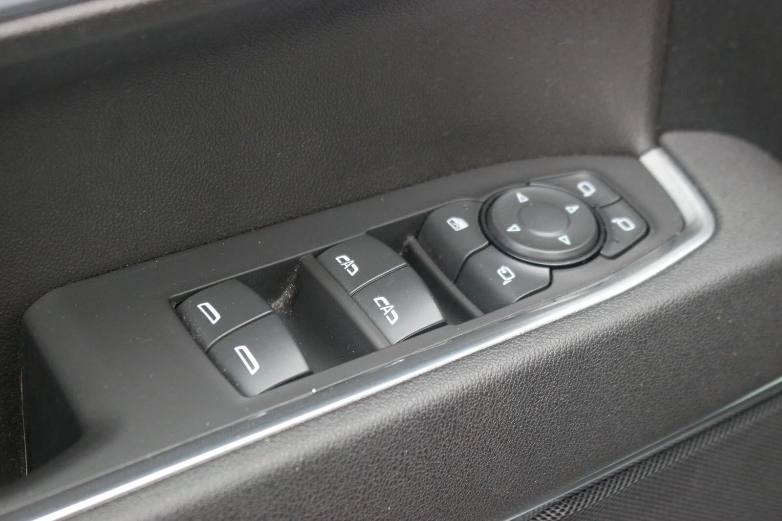Used 2025 Sterling Metallic GMC SLT image 14