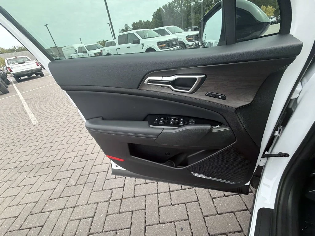 Used 2023 White Kia X-Pro Prestige image 14
