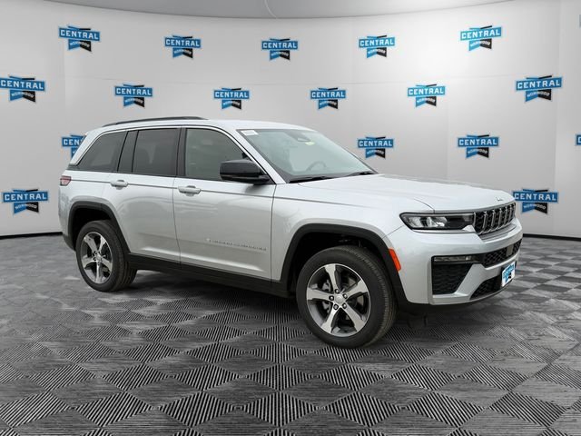 New 2026 Silver Zynith Exterior Paint Jeep Limited image 7