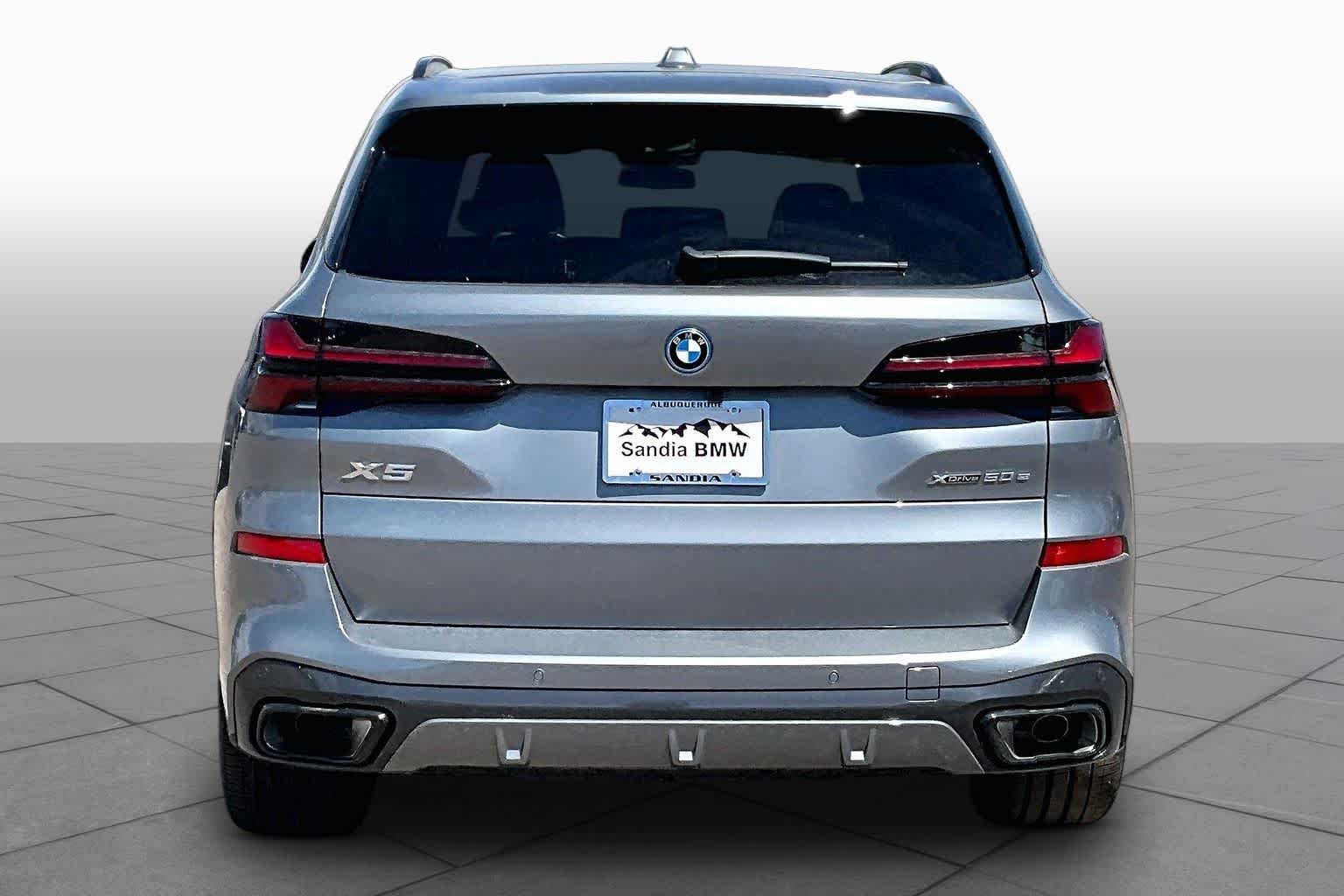New 2026 Skyscraper Grey Metallic BMW xDrive50e image 4
