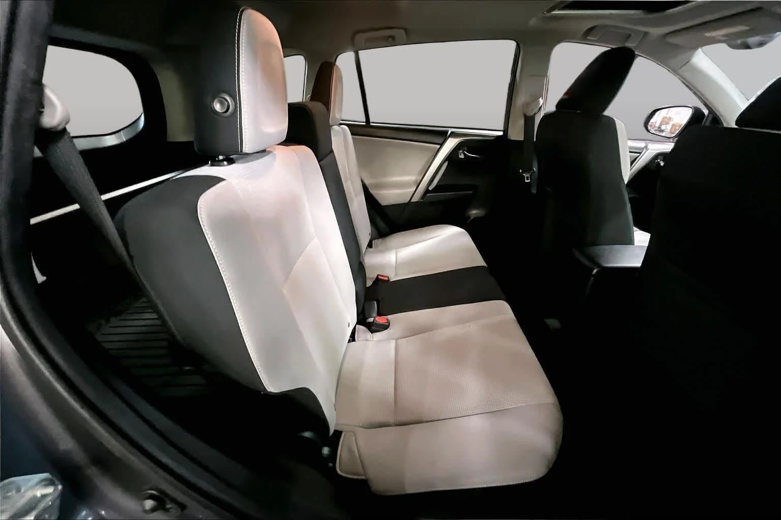 Used 2018 Magnetic Gray Metallic Toyota XLE image 19