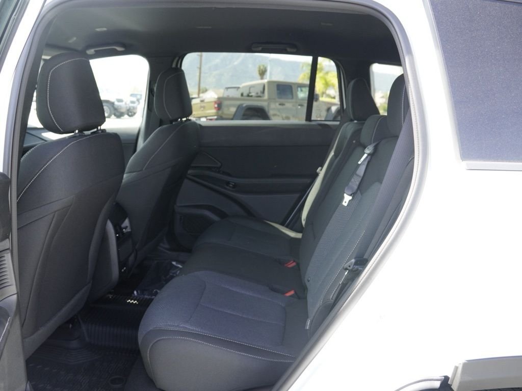 New 2026 Bright White Clear-Coat Exterior Paint Jeep Laredo image 20