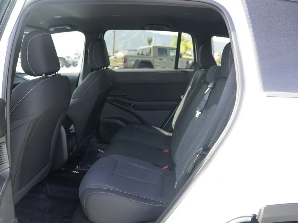 New 2026 Bright White Clear-Coat Exterior Paint Jeep Laredo image 20
