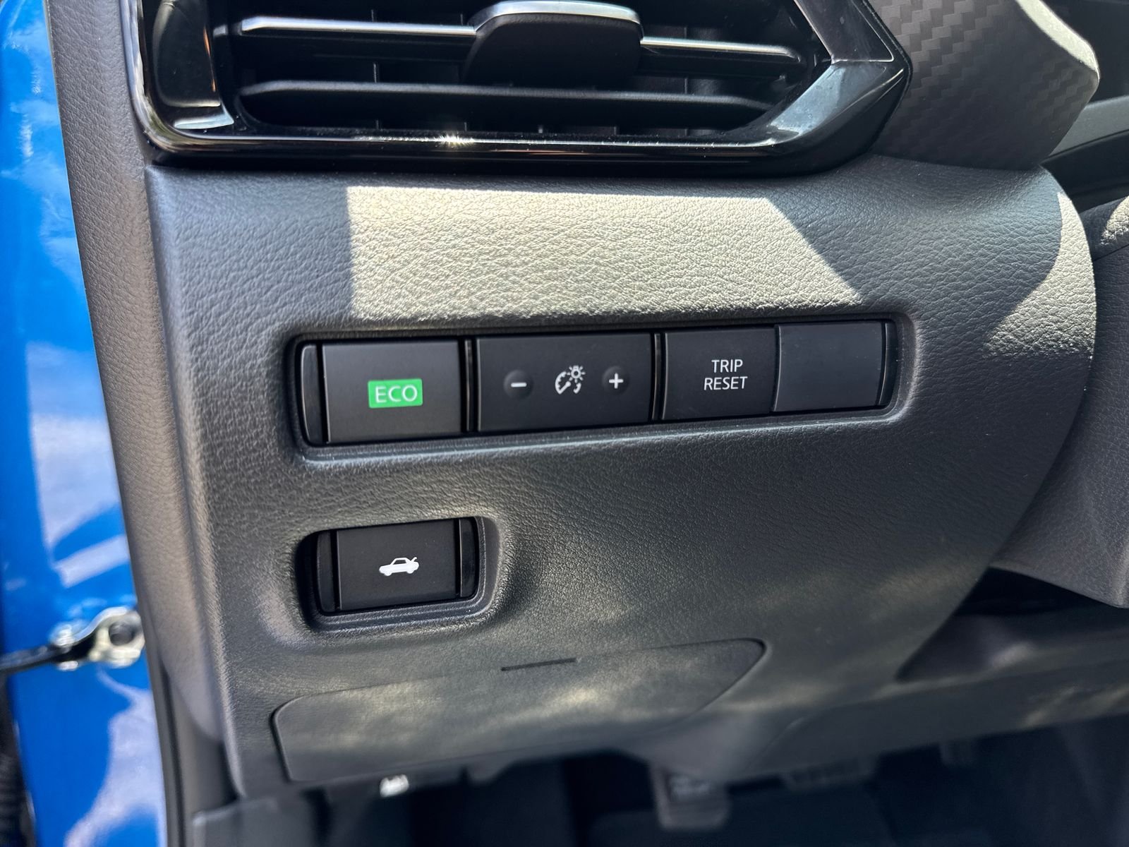 Used 2025 Electric Blue Metallic Nissan SR image 23