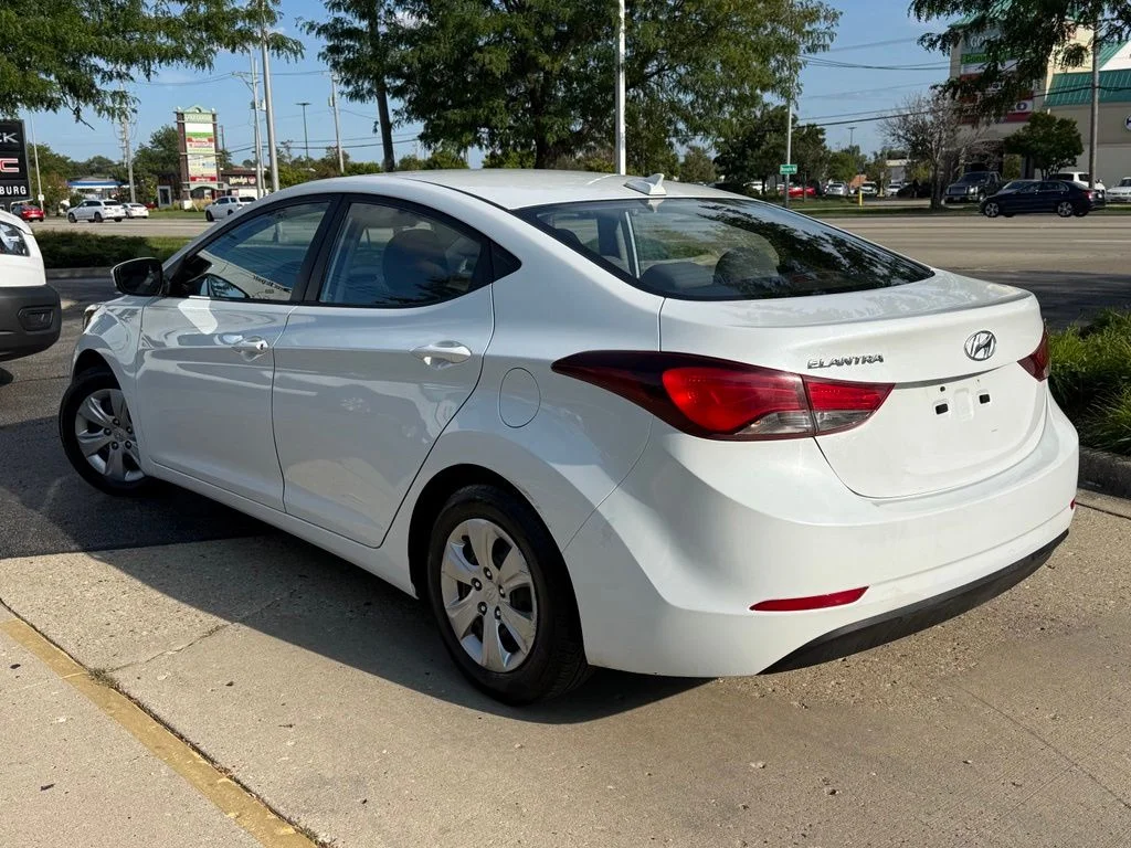 Used 2016 White Hyundai SE image 5