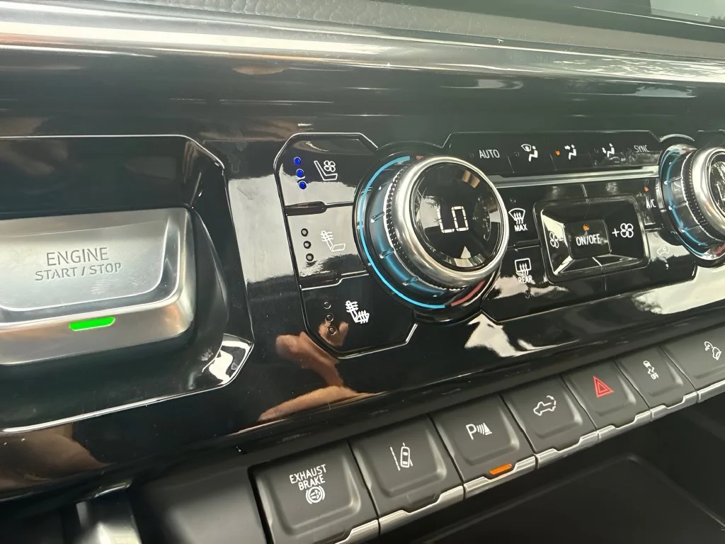 Used 2025 Onyx Black GMC Denali image 24