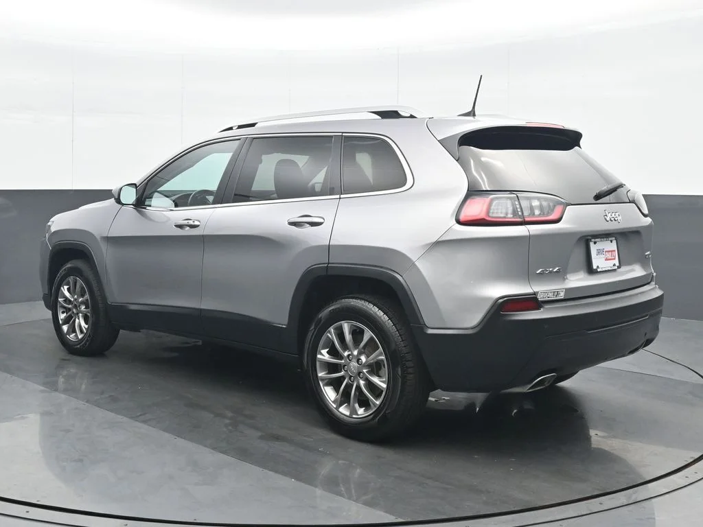 Used 2019 Silver Jeep Latitude Plus image 4