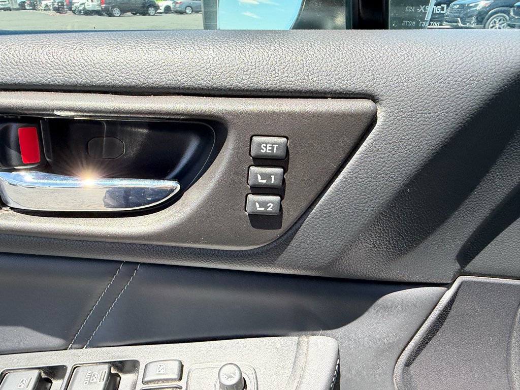 Used 2018 Ice Silver Metallic Subaru Limited image 9