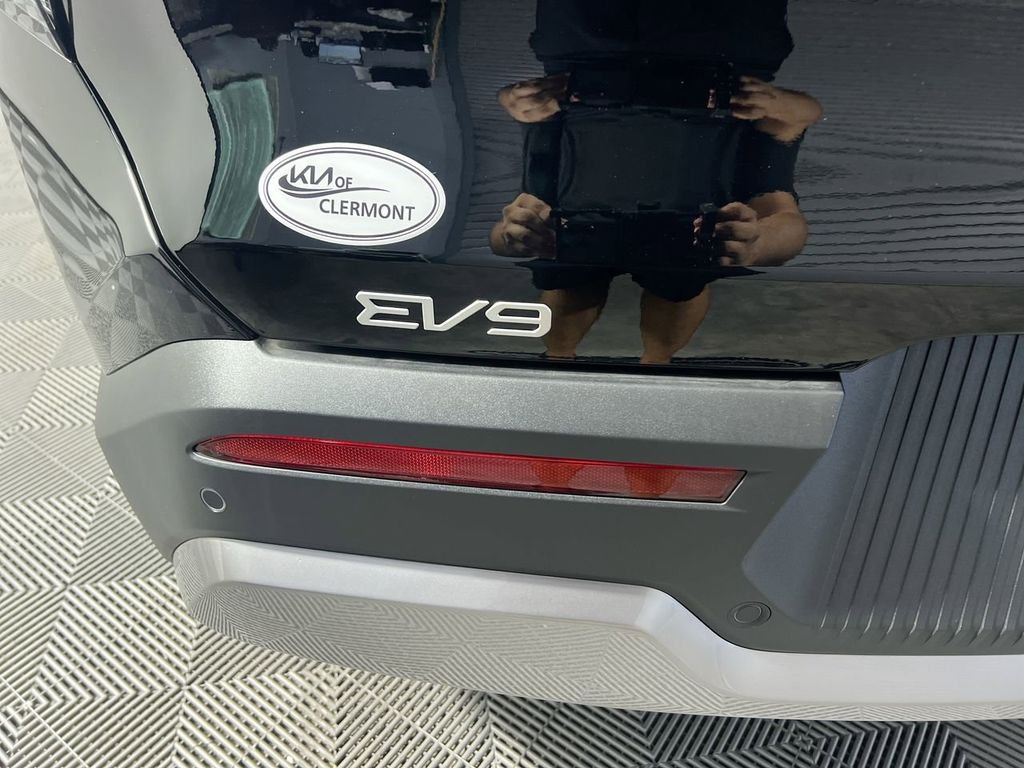New 2026 Ebony Black Kia Wind AWD image 5