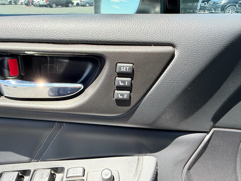 Used 2018 Ice Silver Metallic Subaru Limited image 9