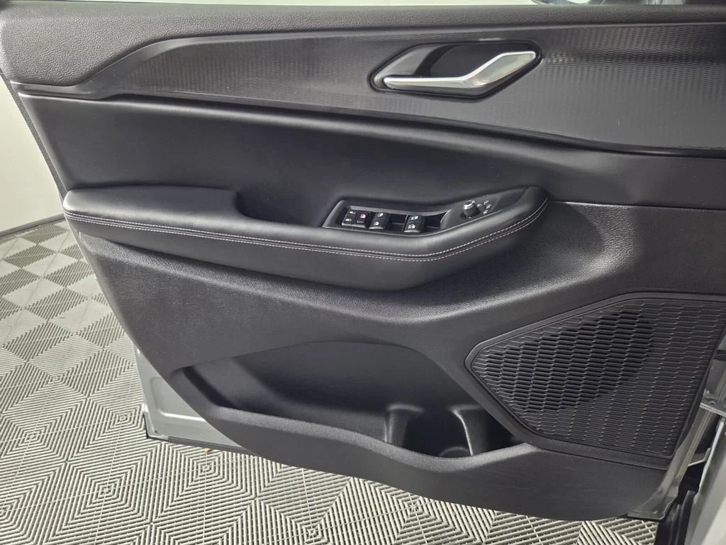 Used 2025 Silver Zynith Jeep Altitude image 22