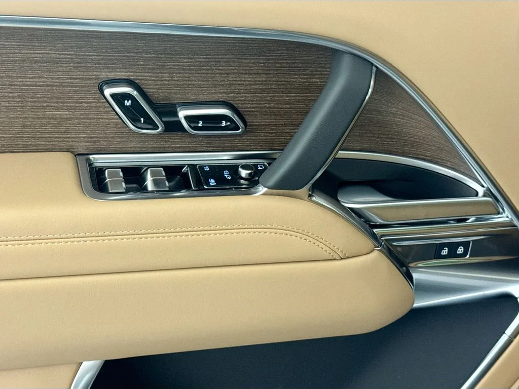 New 2026 Eiger Grey Land Rover SE image 18