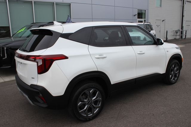 Used 2024 White Kia LX image 10