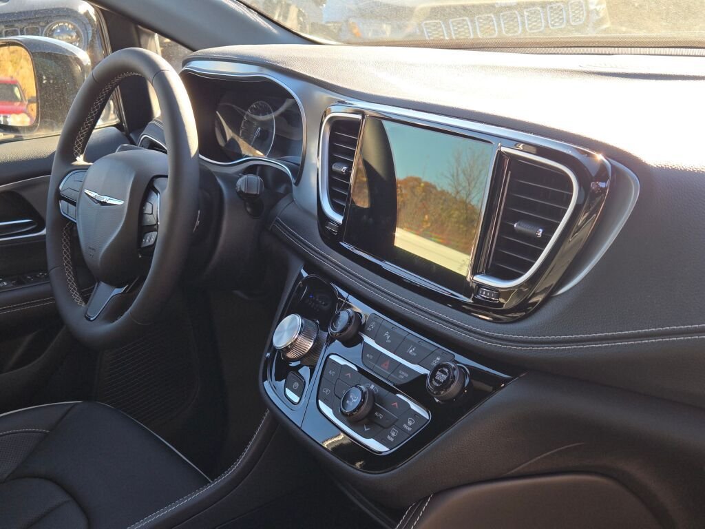 2026 Chrysler Pacifica Limited - Photo 9
