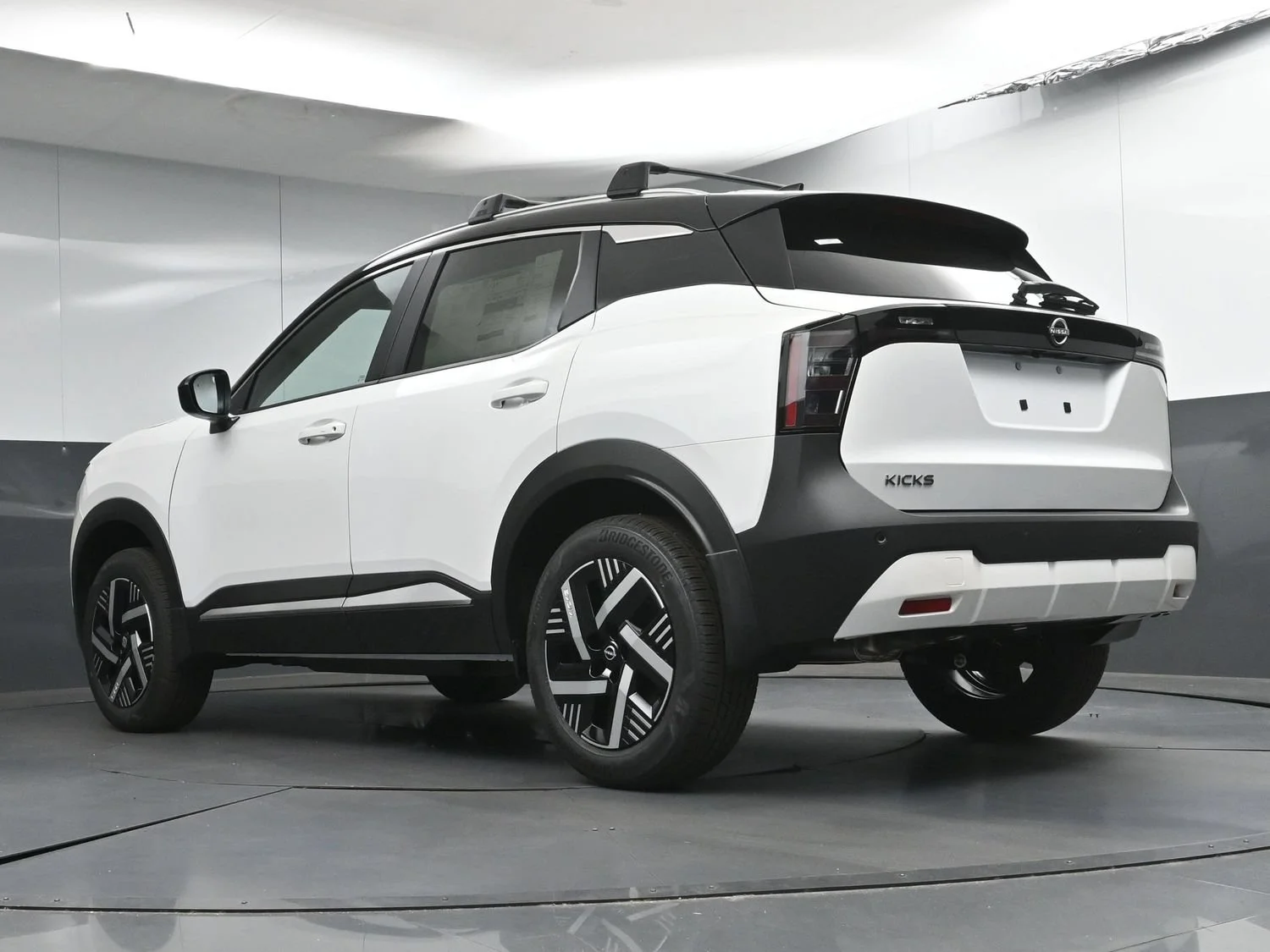 New 2026 Aspen White Tricoat/Super Black Nissan SV image 26